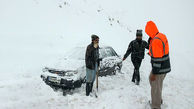 سقوط بهمن در گردنه تازار و شاه‌منصوری/ نجات سه راهدار گرفتار در برف