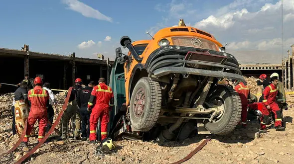 فیلم / زمین دو مرد و یک کامیون را بلعید / مرگ های تلخ در بزرگراه لشکری تهران + عکس