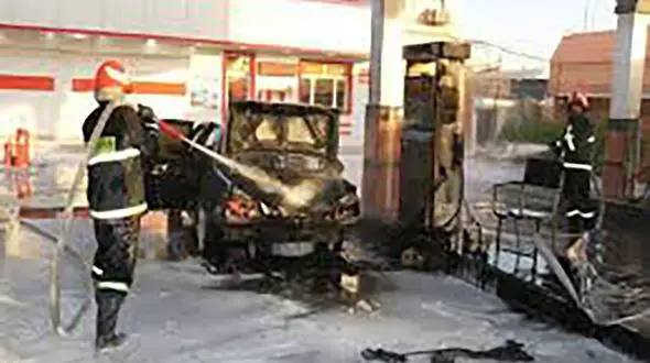 صحنه وحشتناک  آتش گرفتن پراید در پمب بنزین چرداول / فرار راننده را ببینید