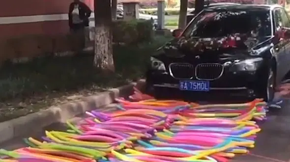 ابتکار عجیب عروس و داماد در مراسم ازدواج شان + فیلم