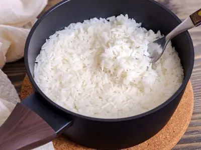 چرا شستن برنج و آبکش آن هنوز توصیه می‌شود؟