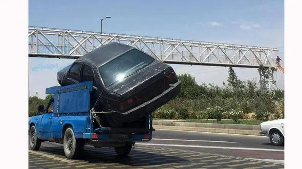 حمل باورنکردنی پژو ۴۰۵ توسط نیسان آبی! + عکس 