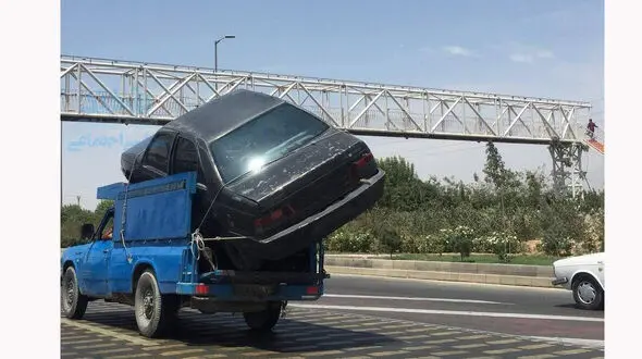 حمل باورنکردنی پژو ۴۰۵ توسط نیسان آبی! + عکس 