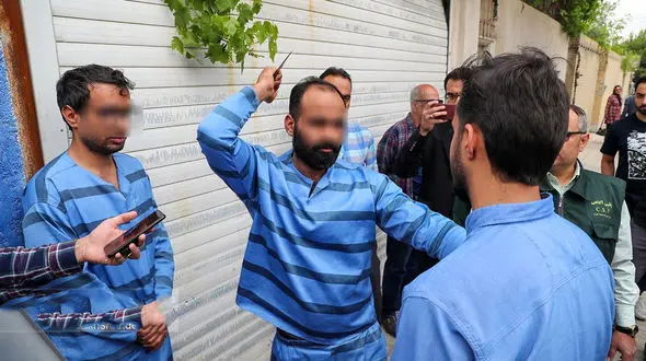 8 عکس از بازسازی صحنع قتل مسلحانه برادرکشی در مشهد / برادر بزرگ را با شلیک 3 گلوله کشتند