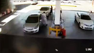ببینید /حرکت هوشمندانه مرد در پمپ بنزین برای جلوگیری از سرقت خودرو / دزدان فرار کردند + فیلم
