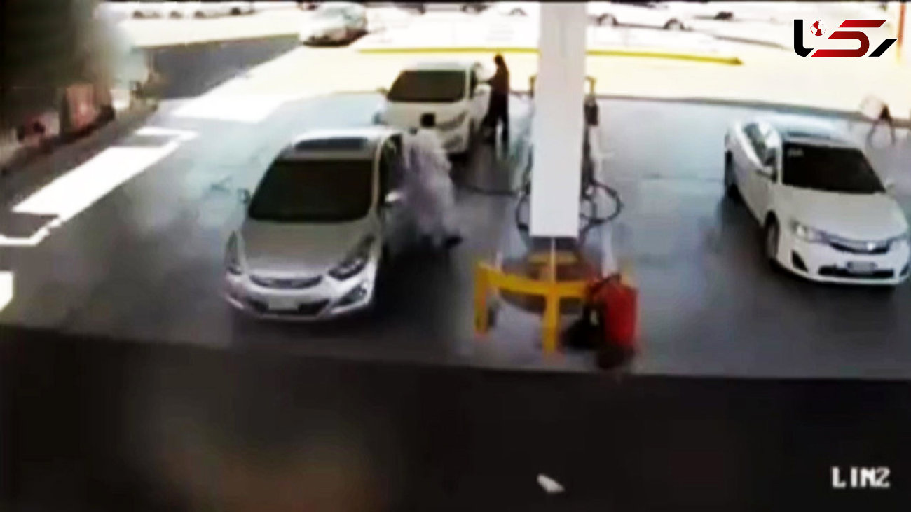 انفجار وحشتناک مخزن پمپ بنزین + فیلم فرار خودروها