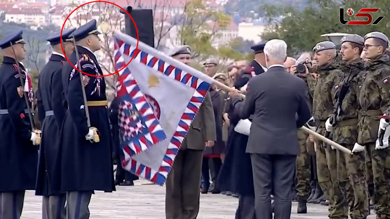 ببینید / انداختن کلاه سرباز توسط رئیس جمهور چک + فیلم 