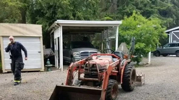 مادری دخترش را با تراکتور زیر گرفت + عکس