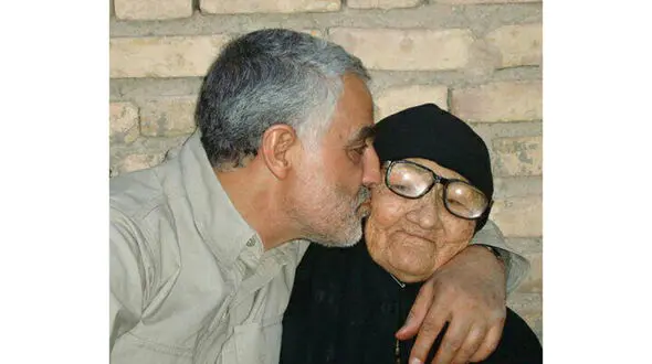 عکس دیده نشده از سردار سلیمانی در آغوش مادر + تصاویر