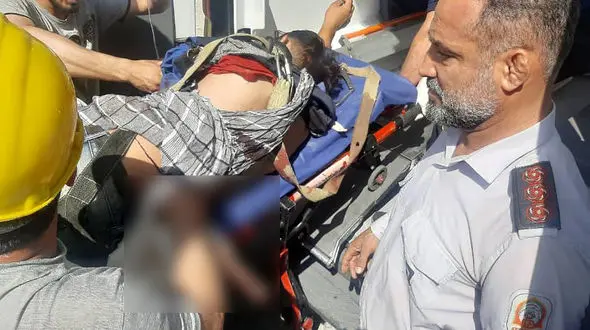 فرو رفتن میلگرد در بدن کارگر 25 ساله / عملیات نجات او نفس گیر بود + فیلم عملیات و تصاویر