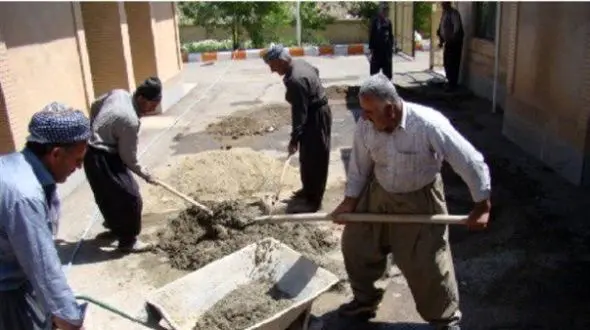 خلاقیت خنده دار اوستا بنا با استفاده بهینه از بشکه سیمان و مصالح ساختمانی حماسه آفرید/ مگه میشه ایرانی رو دست کم گرفت