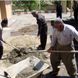 خلاقیت خنده دار اوستا بنا با استفاده بهینه از بشکه سیمان و مصالح ساختمانی حماسه آفرید/ مگه میشه ایرانی رو دست کم گرفت
