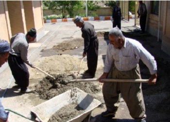 خلاقیت خنده دار اوستا بنا با استفاده بهینه از بشکه سیمان و مصالح ساختمانی حماسه آفرید/ مگه میشه ایرانی رو دست کم گرفت