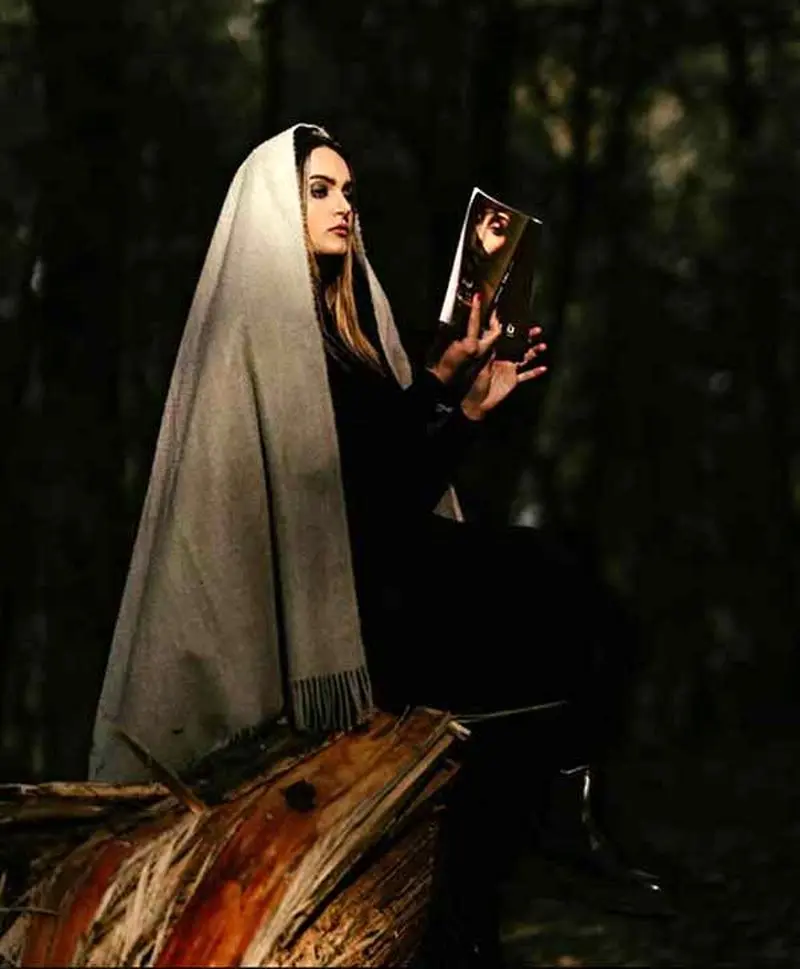 تاریخ وبگردی | تصویری عارفانه از نیلوفر پارسا بازیگر نقش بیتا در سریال پر مخاطب آوای باران