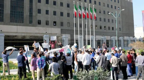 تجمع بازنشستگان فولاد مقابل مجلس