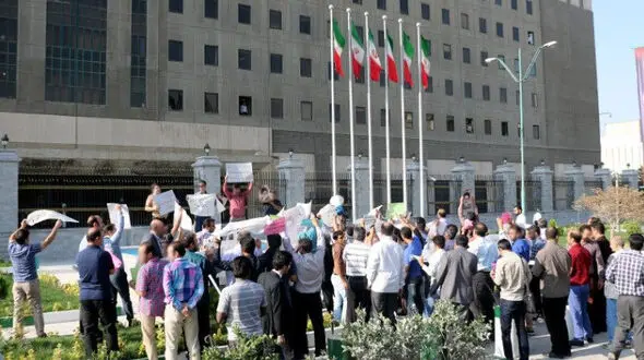 تجمع بازنشستگان فولاد مقابل مجلس