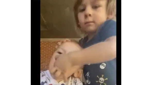 ببینید / مهارت باورنکردنی پسربچه خردسال در نجات جان خواهرش + فیلم 