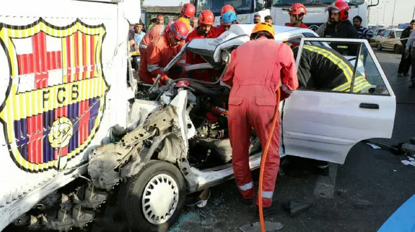 فیلم / برخورد مرگبار پراید با اتوبوس پارک شده در حاشیه جاده مشهد / 2 تن کشته و 2 تن مجروح شدند+ تصاویر