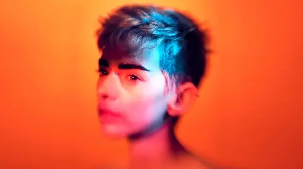 شیوا 16 ساله در دبیرستان پسرانه درس می خواند / ناظم از حرکات بدنم فهیمد که دخترم !