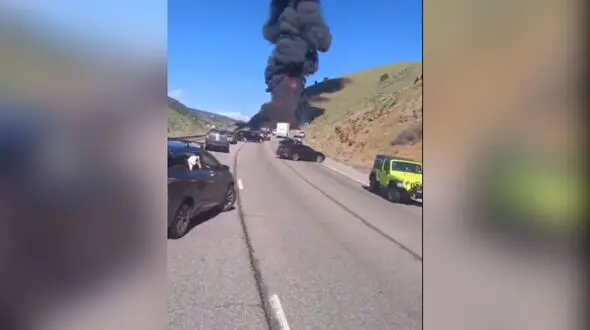 تصادف تانکر سوخت منجر به انفجار آتش و دود در I-70 در نزدیکی گلدن، کلرادو آمریکا شد
