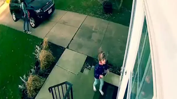 پرتاب شدن کودک با وزش شدید باد +فیلم