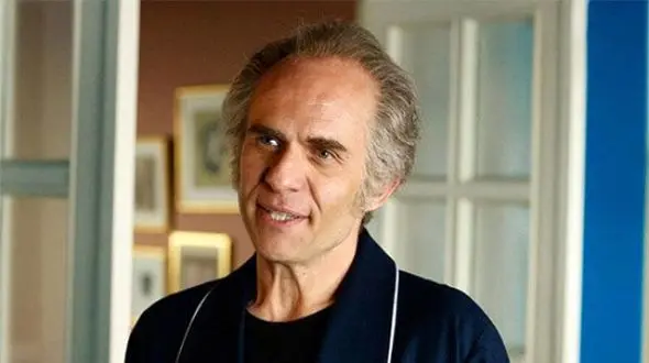 این سکانس تاسیان از دیروز دست به دست می‌شود