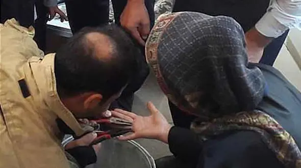  انگشتر تنگ دردسرساز شد +عکس 