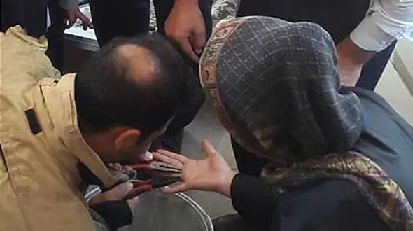  انگشتر تنگ دردسرساز شد +عکس 