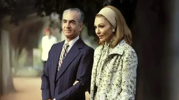 عکس سفر به ایام قدیم  /  ناله های فرح دیبا بر سر مزار محمدرضا پهلوی / سال 1365