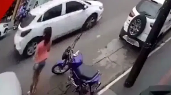 فیلم لحظه نجات دختر بچه  از مرگ حتمی 