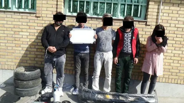 این زن داخل خودروی تبهکاران چه می کرد؟+عکس