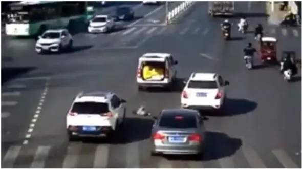 لحظه سقوط کودک در وسط چهارراه + فیلم