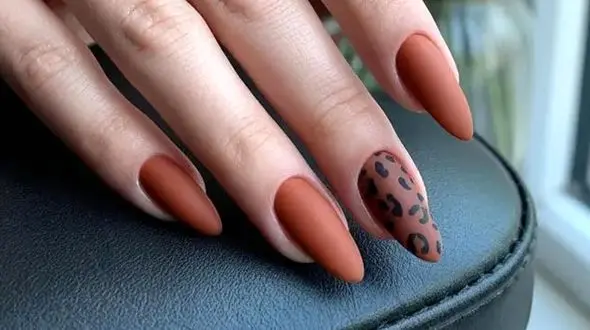 دیزاین ناخن مینیمال قهوه ای؛ انتخابی لوکس برای زنان مدرن