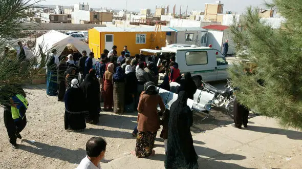 زن نجات یافته از زلزله در چادر تسلیم مرگ شد +عکس