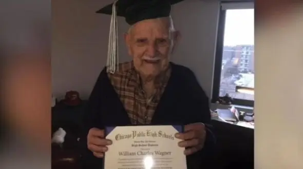 پیرمردی که در سن ۹۴ سالگی دیپلم گرفت/ او بازمانده جنگ جهانی دوم بود + عکس