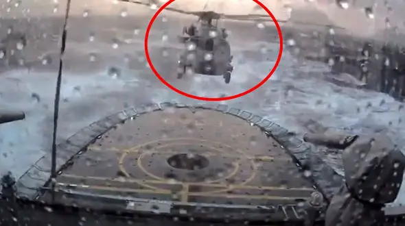 فرود بالگرد در طوفان سهمگین روی ناو کشتی