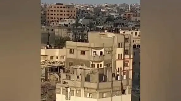 ببینید / لحظه اصابت راکت و تخریب کامل یک منزل در غزه + فیلم