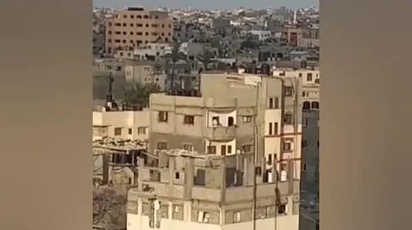 ببینید / لحظه اصابت راکت و تخریب کامل یک منزل در غزه + فیلم