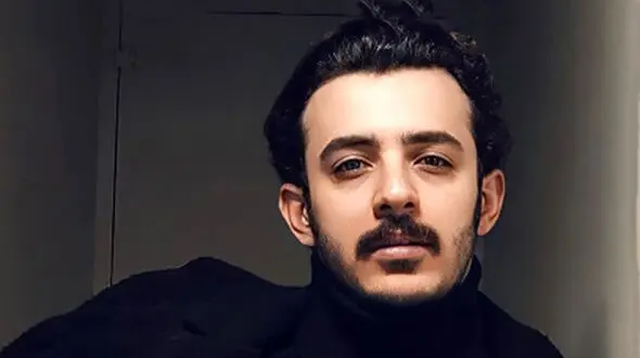 عکس/ چهره غمزده و حال آشفته علی شادمان با سیگار در مراسم عزای آتیلا پسیانی/ روحش شاد و یادش گرامی