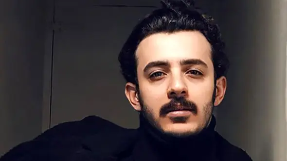 عکس/ چهره غمزده و حال آشفته علی شادمان با سیگار در مراسم عزای آتیلا پسیانی/ روحش شاد و یادش گرامی