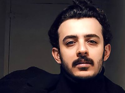 عکس/ چهره غمزده و حال آشفته علی شادمان با سیگار در مراسم عزای آتیلا پسیانی/ روحش شاد و یادش گرامی