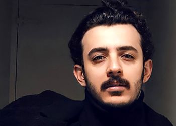 عکس/ چهره غمزده و حال آشفته علی شادمان با سیگار در مراسم عزای آتیلا پسیانی/ روحش شاد و یادش گرامی