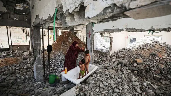 عکس تلخ از استحمام کودکان در فلسطین