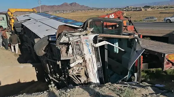 واژگونی اتوبوس مسافربری در تربت‌ حیدریه / 12 مصدوم بدحال + عکس ها