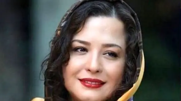 عکس ها / چیدمان گوشه زیبا و کنج خلوت خانه باصفا و دلباز مهراوه شریفی نیا / جاگلدانی چوبی، صندلی های قرمز و سماور آنتیک قدیمی