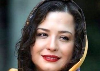 عکس ها / گوشه زیبا و کنج خلوت خانه باصفا و دلباز مهراوه شریفی نیا با چیدمان منحصر به فرد/ جاگلدانی چوبی، صندلی های قرمز و سماور آنتیک قدیمی+عکس
