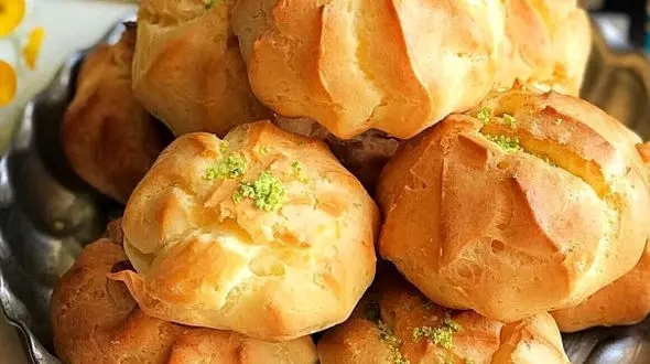 کیک هویج با گارنیش شکلاتی