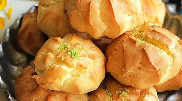 کیک هویج با گارنیش شکلاتی