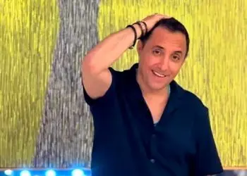 تغییر چهره امیرحسین رستمی با موی بلوند و لنز رنگی؛ قیافه بازیگر 49 سالگی حتی برای مادرش هم قابل شناسایی نیست!+عکس