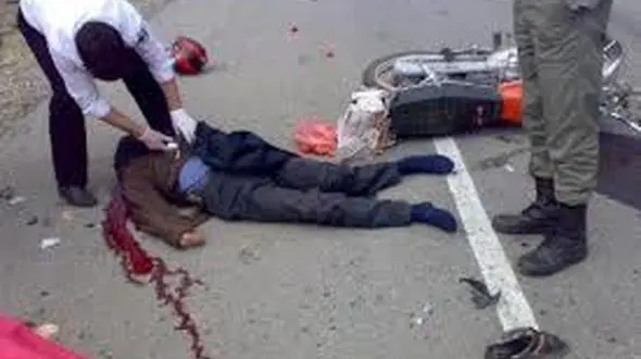 حواس پرتی راننده پژو جان موتور سوار را گرفت